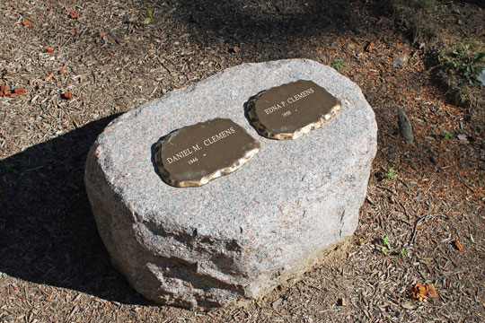 Cremation boulders with rustic flat bronze cremation memorials in Rose of Sharon garden.